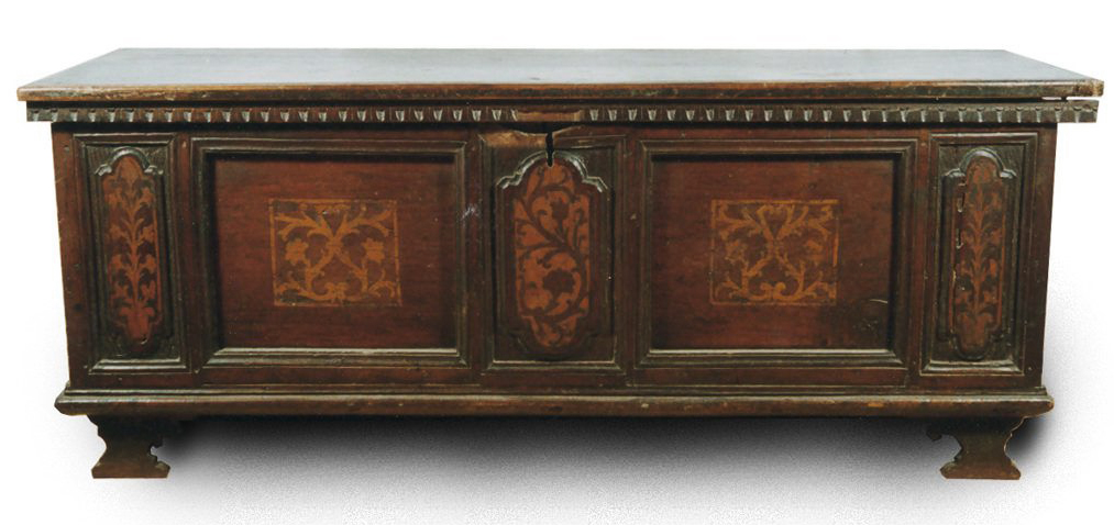 Arca lombarda en nogal, con marquetería – Siglo XVII