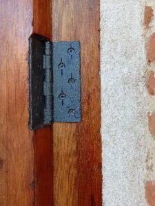 Restauración de un portón histórico de madera en el distrito Centro de Madrid