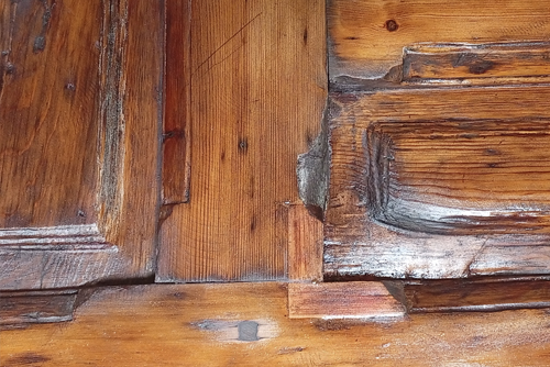 Restauración de un portón histórico de madera en el distrito Centro de Madrid