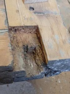 Restauración de un portón histórico de madera en el distrito Centro de Madrid