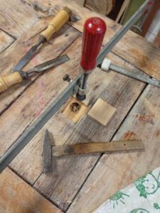Restauración de un portón histórico de madera en el distrito Centro de Madrid