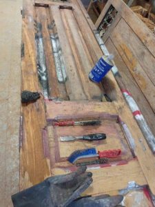 Restauración de un portón histórico de madera en el distrito Centro de Madrid