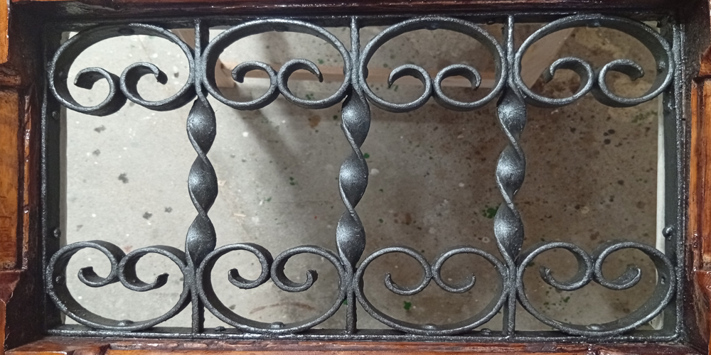 Restauración de un portón histórico de madera en el distrito Centro de Madrid